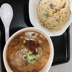 炒飯半ラーメン　858円