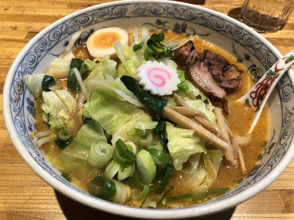 「辛味噌ラーメン＋野菜＋アルコール＋つまみ」@支那そばとんぼの写真