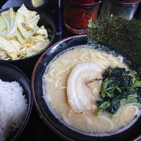 「ラーメン並720円、キャベチャー130円、小ライス120円」@横浜家系ラーメン 大津家 新大津店の写真