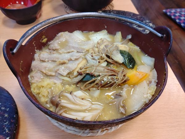「黄金ほうとう(並盛・170g・豚肉入り)1,320円」@ほうとう蔵 歩成 フルーツライン店の写真