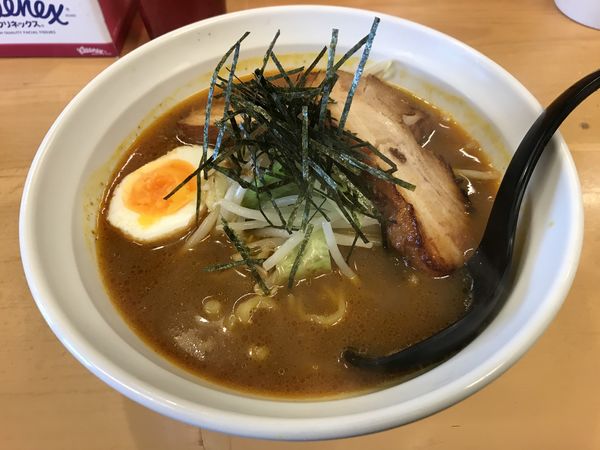 「炙りチャーシューカレーラーメン＋クーポン炙りチャーシュー」@魔女のカレーの写真