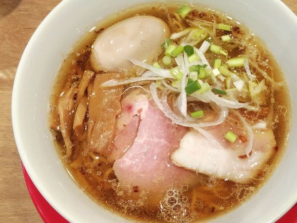 「そば（醤油）＋味玉」@メンヤ シモヤマの写真