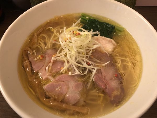 「鶏魚貝塩ラーメン（800円）」@麬にかけろ 中崎壱丁 中崎商店會1-6-18号ラーメンの写真