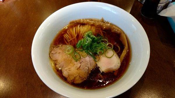 「醤油らぁ麺_850円」@らぁ麺 すぎ本の写真