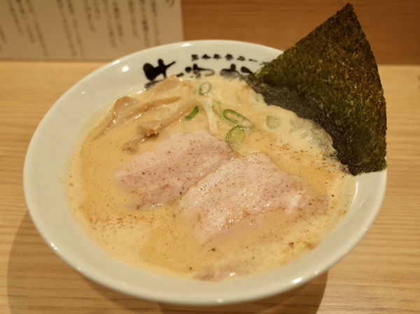 「牛骨ラーメン…700円」@黒毛牛骨ラーメン 牛次郎 栄店の写真
