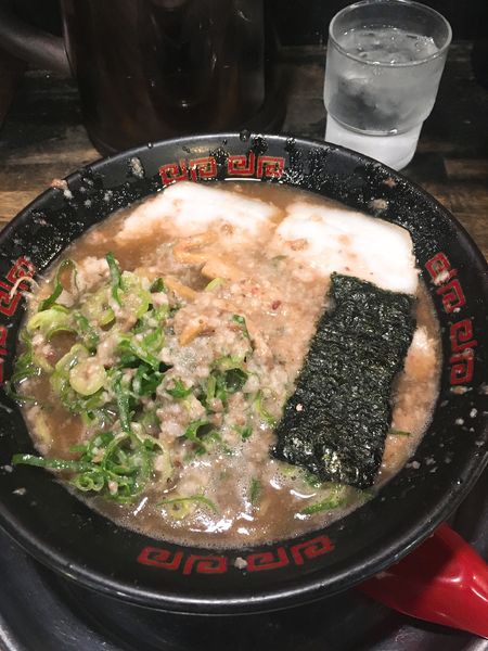 「とんこつラーメン(少なめ硬めこってりネギ多め)＋ライス中」@無鉄砲 東京中野店の写真