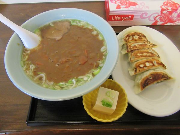 「カレーラーメン（７２０円）＋しそ餃子４００円」@新ちゃんラーメンの写真