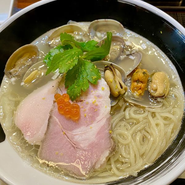 「浅利とムール貝の汐そば＋サッポロ黒ラベル」@麺処しろくろの写真