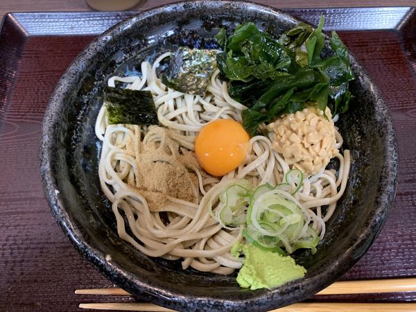 「納豆そば 500円」@嵯峨谷 歌舞伎町店の写真