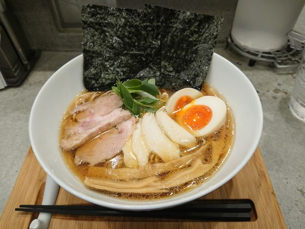 「匠の鶏出汁 特製生醤油ラーメン」@ラーメンクワトロの写真