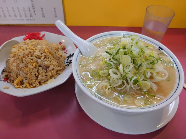 「豚骨ラーメン+チャーハン」@ラーメン天外 各務原店の写真
