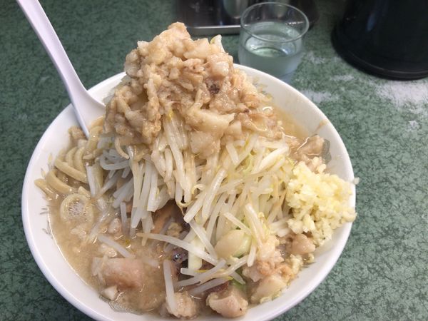 「ラーメン豚入り1000円　ヤサイニンニクアブラ塊り」@ラーメン二郎 新宿小滝橋通り店の写真