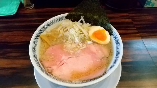 「背脂醤油ラーメン大盛り（900円）太麺」@稲荷屋の写真