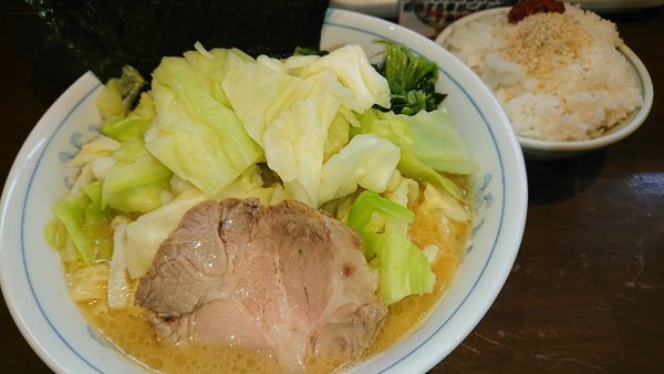 「キャベツラーメン(750円)ライス(100円)」@横浜家系ラーメン 中島家の写真