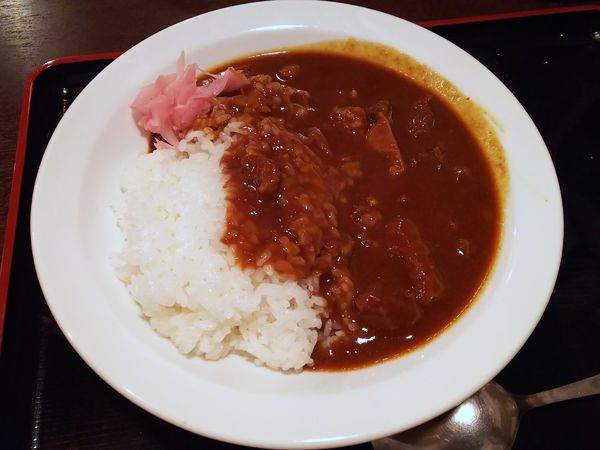 「牛スジカレーライス並　650円」@煮込み食堂 まるしばの写真