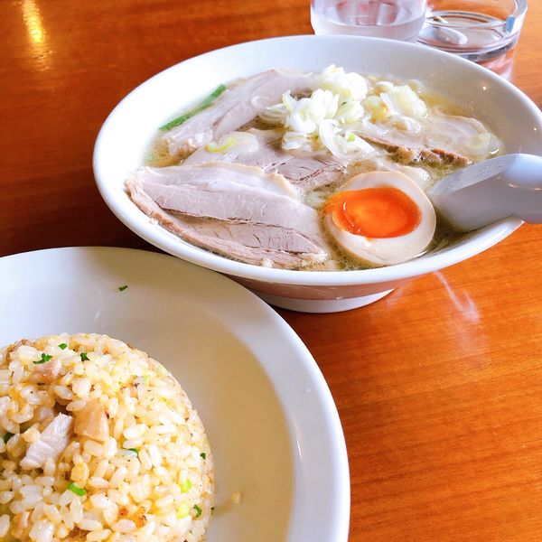 「中華チャーシューそば　うすくち　半炒飯」@赤岸鎮の写真