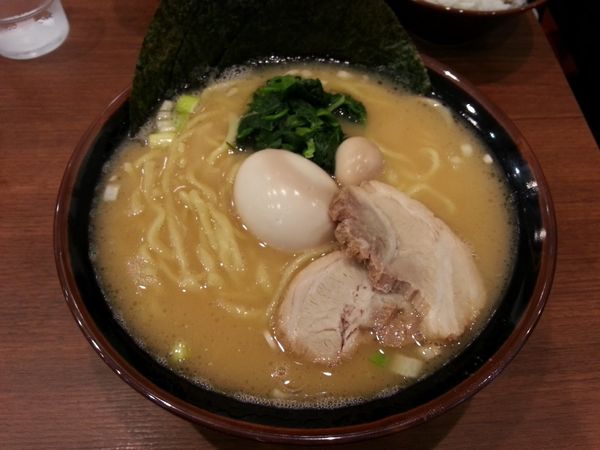 「味玉ラーメン 醤油 大盛」@横浜家系ラーメン本郷家の写真