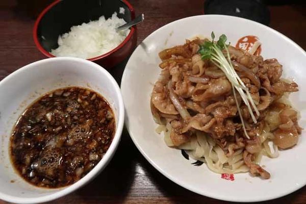 「肉盛りつけ麺並　830円＋無料の肉ちょい増し」@魁 肉盛りつけ麺 六代目けいすけの写真