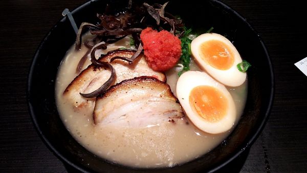 「豚骨DX(1,100円)」@とんこつらーめん俺式 純 東京ラーメンストリート店の写真