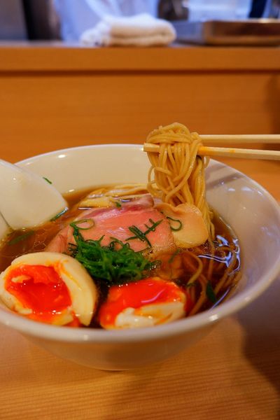 「特製醤油らぁ麺」@らぁ麺 はやし田 新宿本店の写真