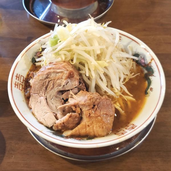 「ミニ麻辣ラーメン+生卵+ラガービール」@らーめん 豚島の写真
