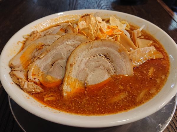 「辛ニンニクチャーシューメン(太麺大盛り、3辛)」@めん屋 桔梗 沼袋店の写真