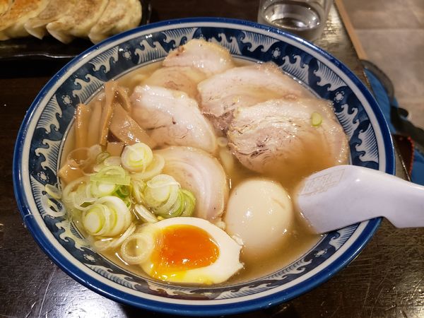「チャーシューめん+にたまご」@手打ちらーめん 麺之介の写真