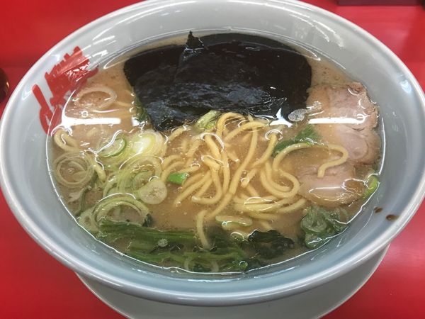 「醤油ラーメン（中盛+濃い目+硬目+脂多め）」@山岡家 柏店の写真