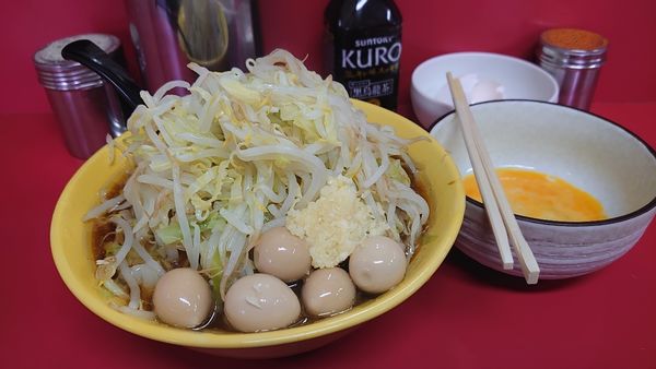 「麺少なめ、生卵、ウズラ。」@ラーメン二郎 茨城守谷店の写真