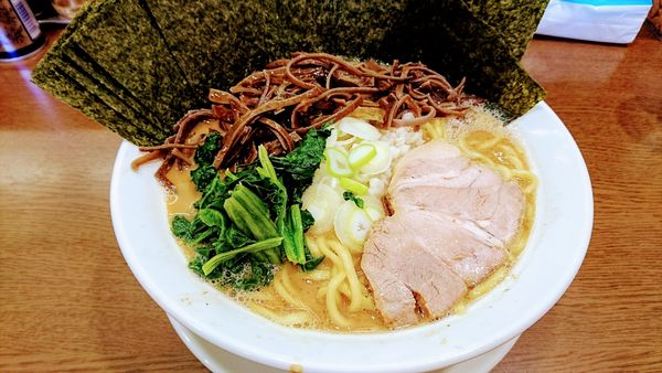 「ラーメン(中盛･麺硬・味濃)＋キクラゲ･海苔(クーポン)」@うまいヨ ゆうちゃんラーメンの写真
