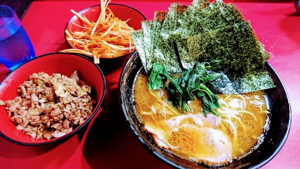 「ラーメン(麺硬め･味濃いめ)+海苔･叉焼まぶし･細切り葱」@家系総本山 ラーメン吉村家の写真