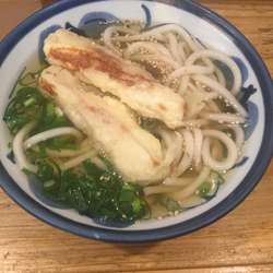 かけうどん(¥320・ちくわ天サービス)