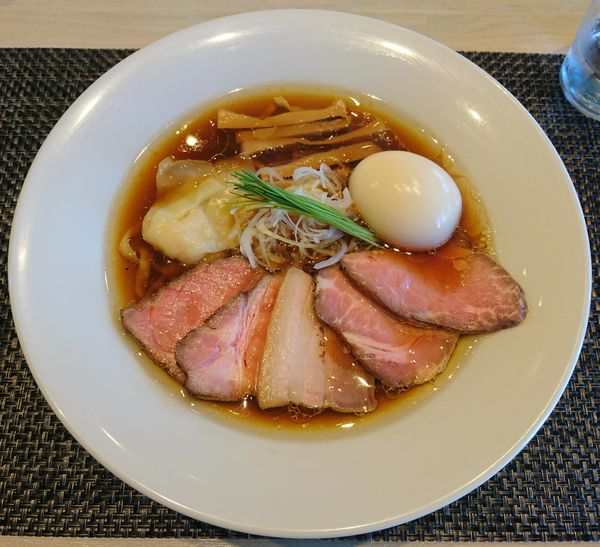 「特製中華蕎麦＜醤油＞（手もみ太麺）」@宍道湖しじみ中華蕎麦 琥珀 東京本店の写真