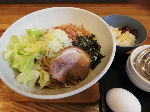 「まぜそば中600円　キャベツ　50円　ランチライスサービス」@NOODLE BOWL MAZEの写真