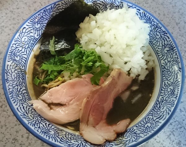 「濃厚煮干しラーメン￥880＋タマネギ￥100＝￥980」@破壊的イノベーションの写真