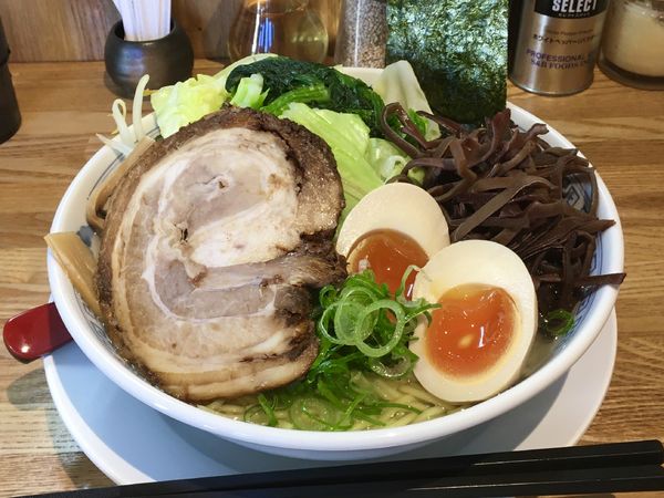 「中華そば 塩 大盛＋野菜盛り＋きくらげ＋味玉」@中華そば もり川の写真