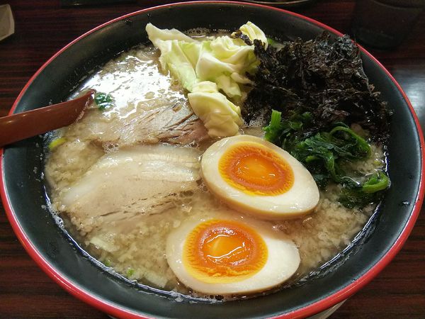 「【限定】背脂・豚骨塩らあめん　（並盛）　※大脂　＋味玉：㋚券」@煮干しらあめん 燕黒の写真