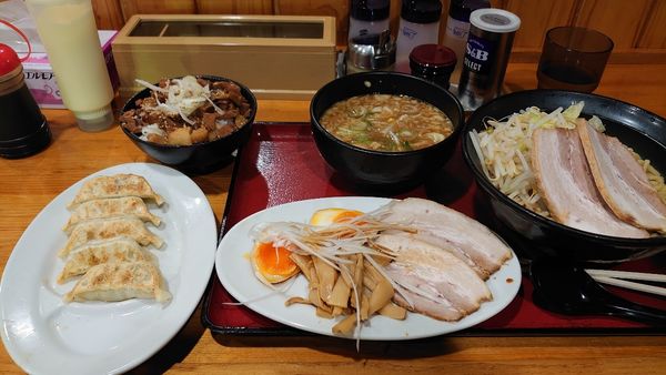 「中濃つけ麺、チャーシュー丼、ギョーザ、トッピング全部盛りみたいな」@中華そばつけ麺 魚介の達人 久兵衛 取手店の写真