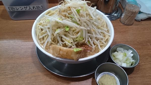 「ラーメン・大盛×３(ヤサイショウガネギ)￥１０５０」@ラーメン ぶぅさんの写真