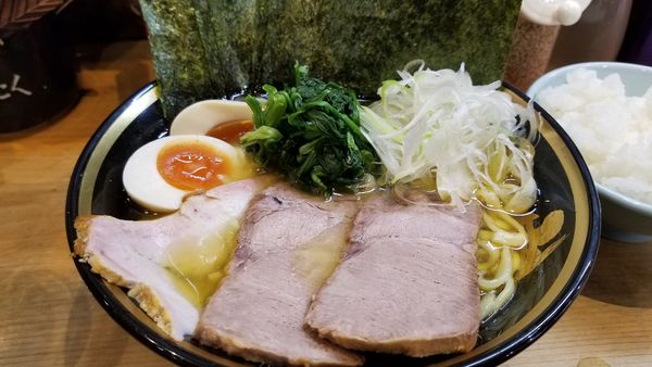 「吉祥寺盛りラーメン（全部のせ）」@吉祥寺 武蔵家 松本店の写真