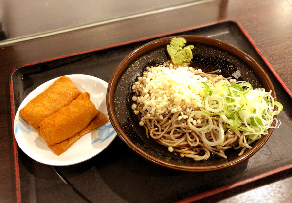 「朝メニュー(370円)＋たぬき(110円)」@めとろ庵 大手町店の写真