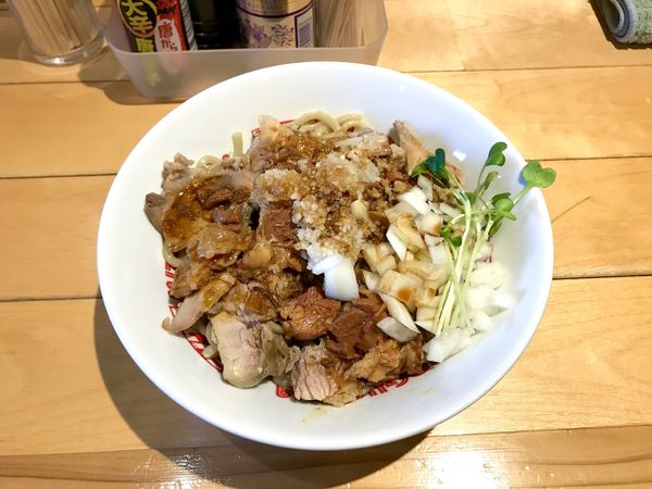 「肉とニンニクの麺中、肉増量」@ミゾグチヤの写真