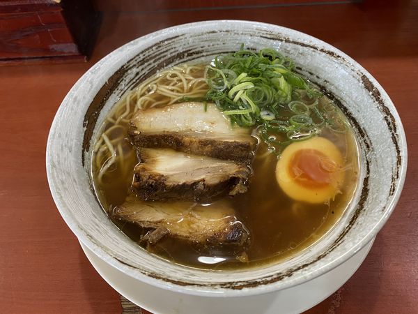 「黒ラーメン(特製醤油）800円＋炙りチャーシュー２枚250」@らぁめん りょう馬 岐阜本店の写真