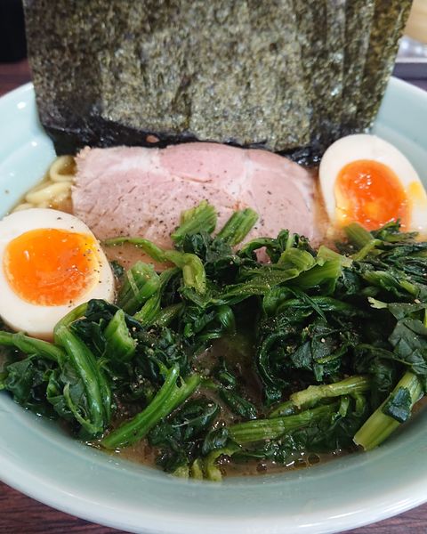 「のり玉ラーメン(麺硬め、ほうれん草増し)」@横浜家系ラーメン 家家家 錦糸町店の写真