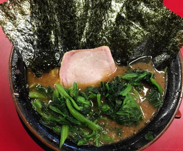 「ラーメン中盛 硬め 多め 海苔 青菜 ライス Beer」@柏 王道家の写真