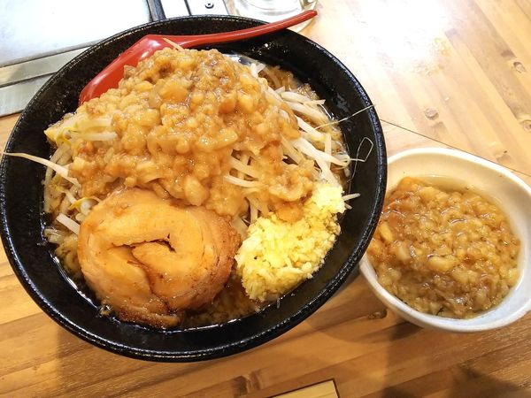 「ラーメン小（麺少なめ）ニンニクアブラ＋アブラ卵　900円」@麺屋 どんぶら来の写真
