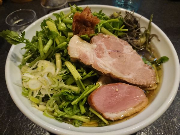 「【限定B】せりラーメン1170円＋もつ煮＋冷酒✖️2本」@秋田ラーメン はまの写真