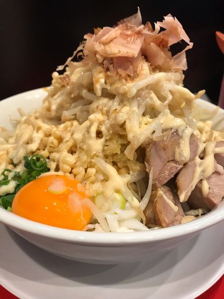 「まぜそば　全マシ　ニンニクカラマヨ少なめ」@用心棒の写真