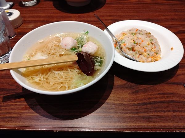 「本日の日替わり①(海鮮団子入りラーメン＋五目炒飯)800円」@上海華龍 ヤマダ電機LABI1高崎店の写真