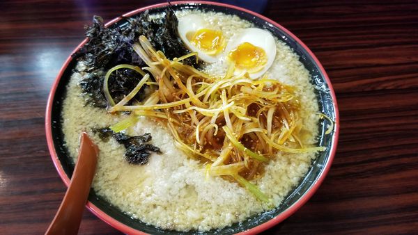 「燕黒味玉らあめん　鬼脂　辛ネギトッピング」@煮干しらあめん 燕黒の写真